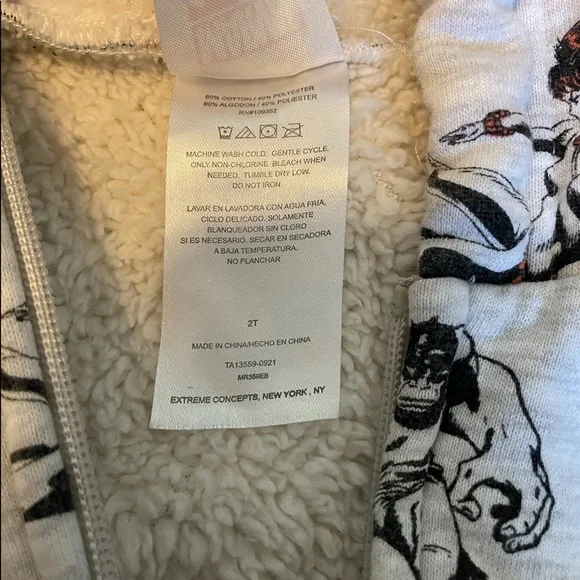 Boys 2T Marvel jacket - Picture 3 of 3